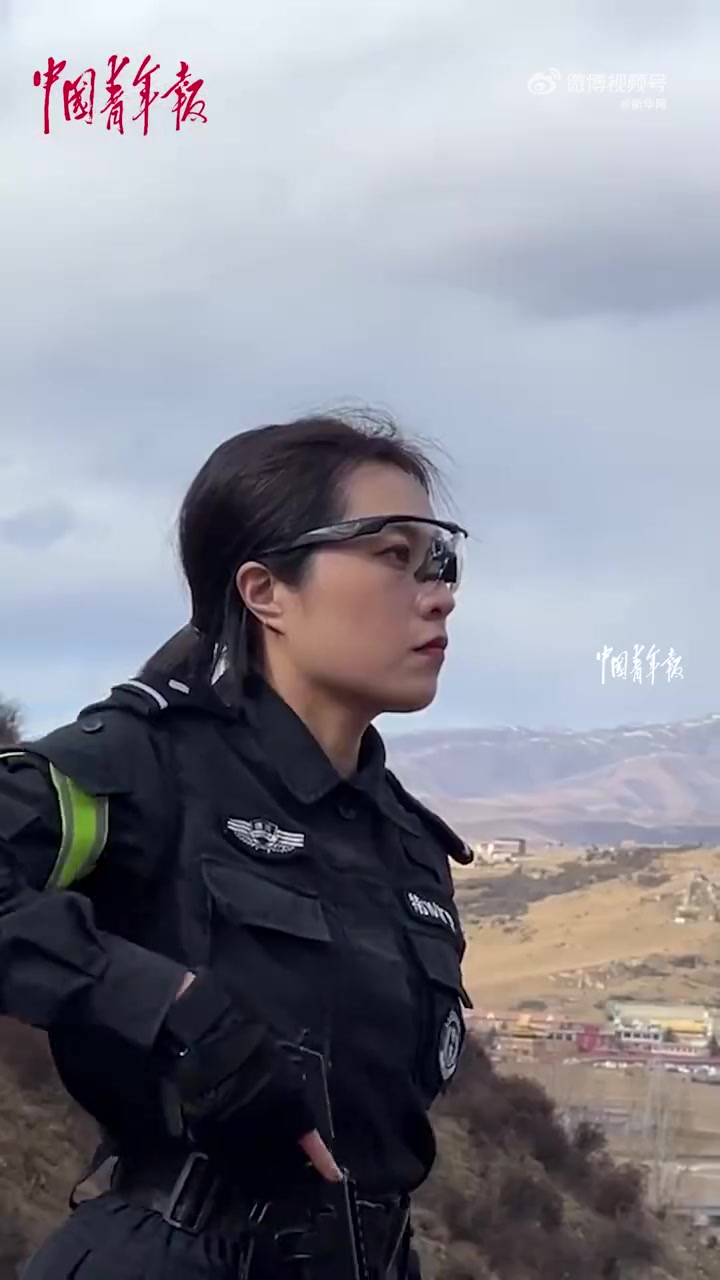 网友:太帅了,女特警眼神真的坚毅又敏锐.(中国青年报)
