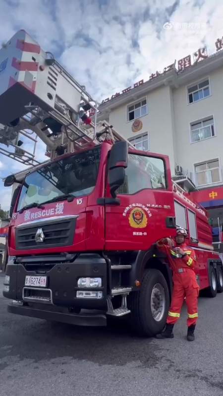 福森小课堂用大牌汽车广告打开消防车今天给大家展示的是一款32米云梯
