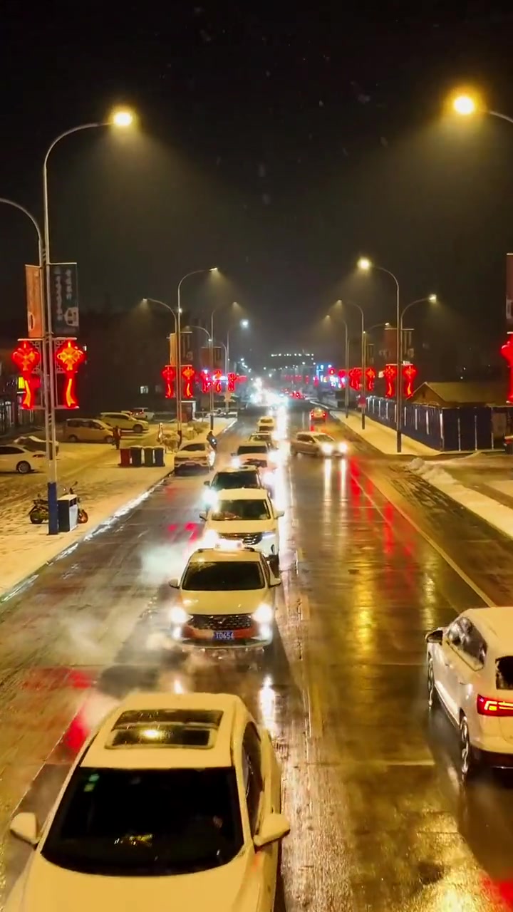 大雪之中忙碌的车来车往 城市的夜晚 雪天出行注意安全 街景随拍 城市