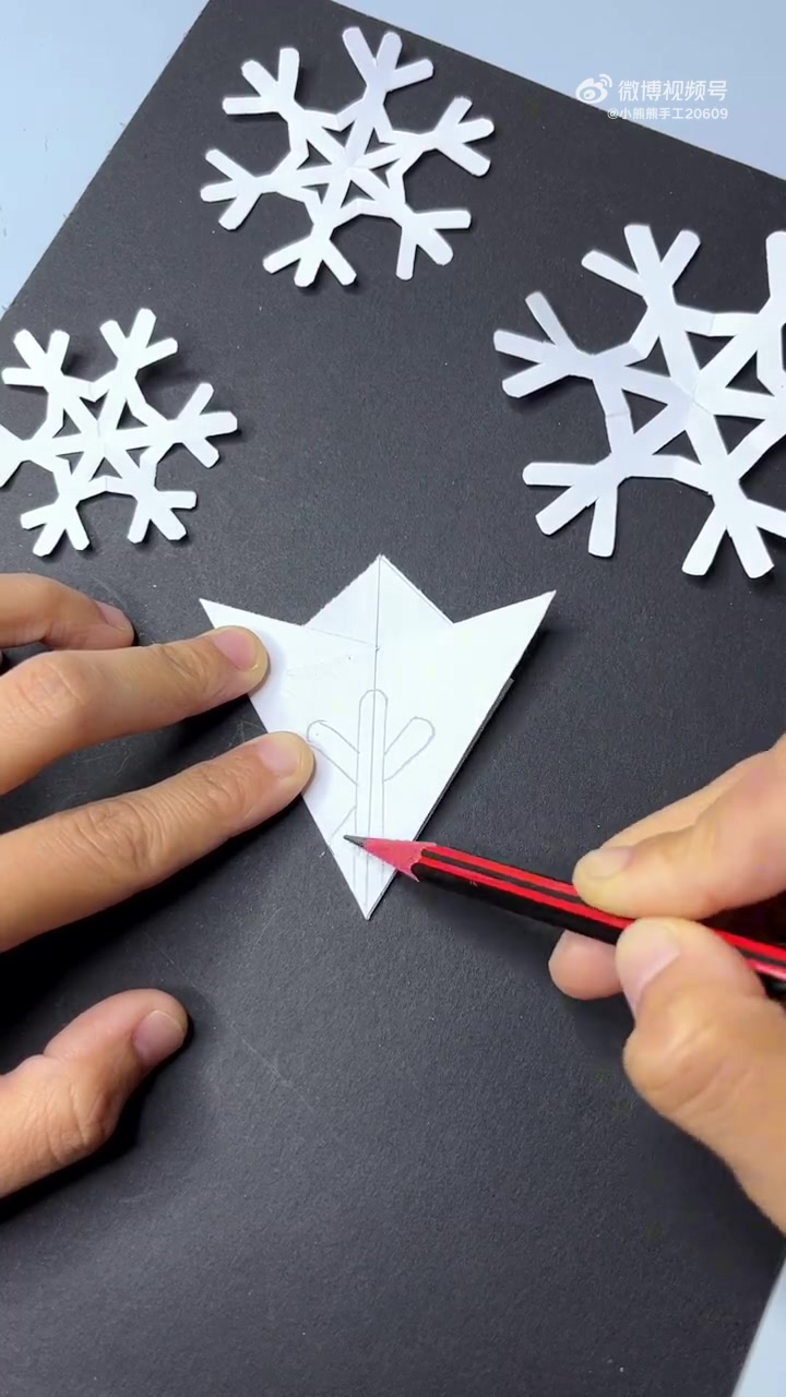 雪花剪纸小教程」冬天的周末,跟小朋友一起剪出美丽的雪花吧-度小视