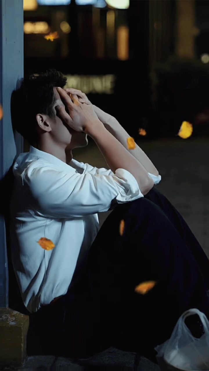 四怕自己突然倒下,人到中年,不能病,不能倒,不中年人无奈的壁纸