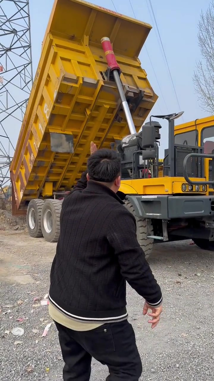 40台宽体同力矿车,480马力,5.