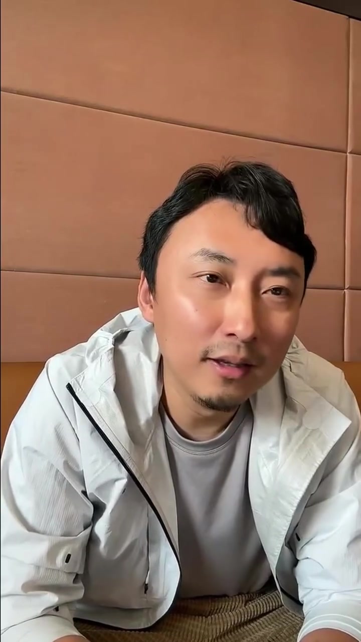 还透露两人在拍摄一场激烈对峙戏时总是会忍不住笑场电影瞒天过海1