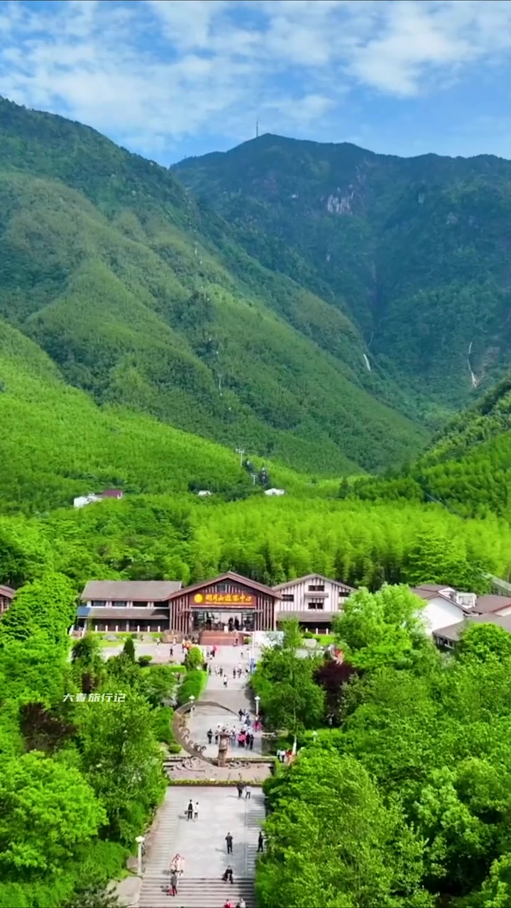 明月山位于江西宜春市温汤镇,相传是嫦娥奔月的地方,明月山将月亮文化