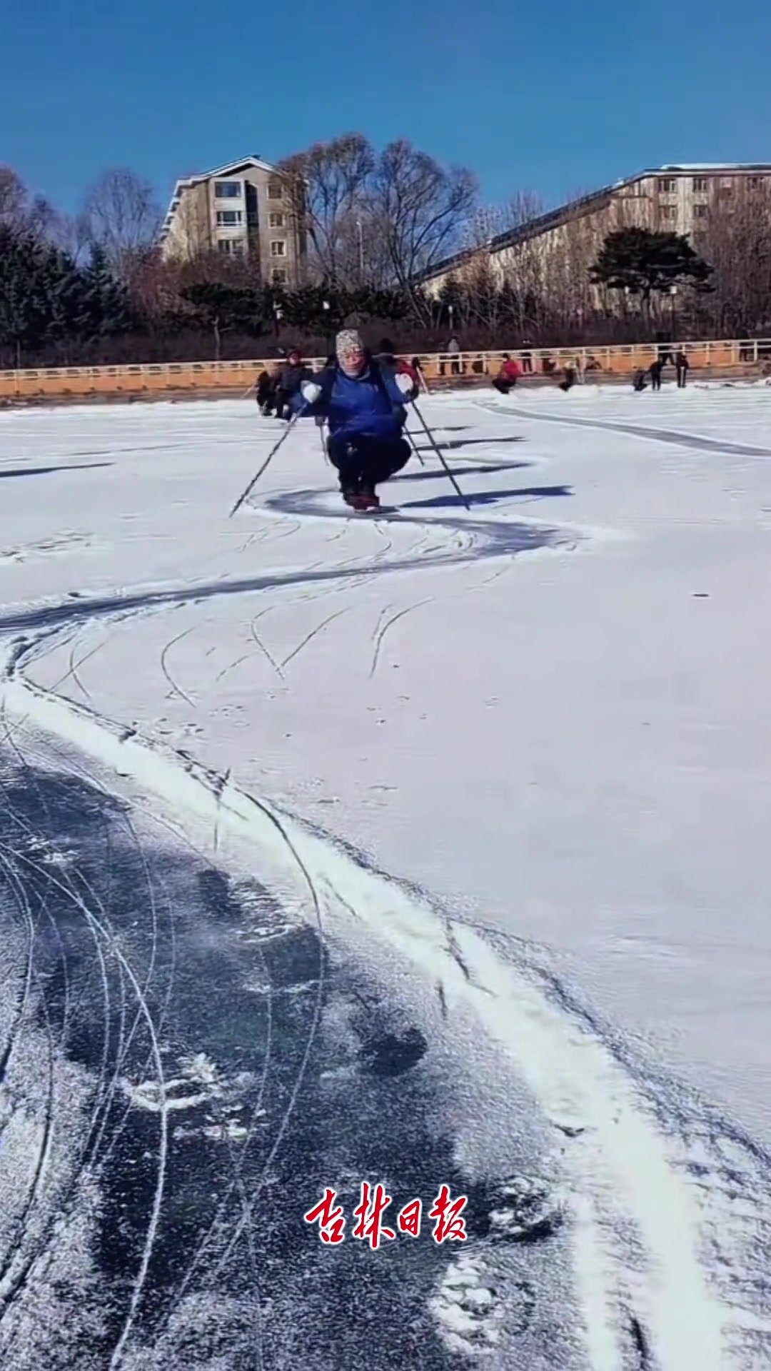 吉林梅河口大爷们冰上炫技,集体滑"单腿驴"冰车,网友:满满的童年回忆.