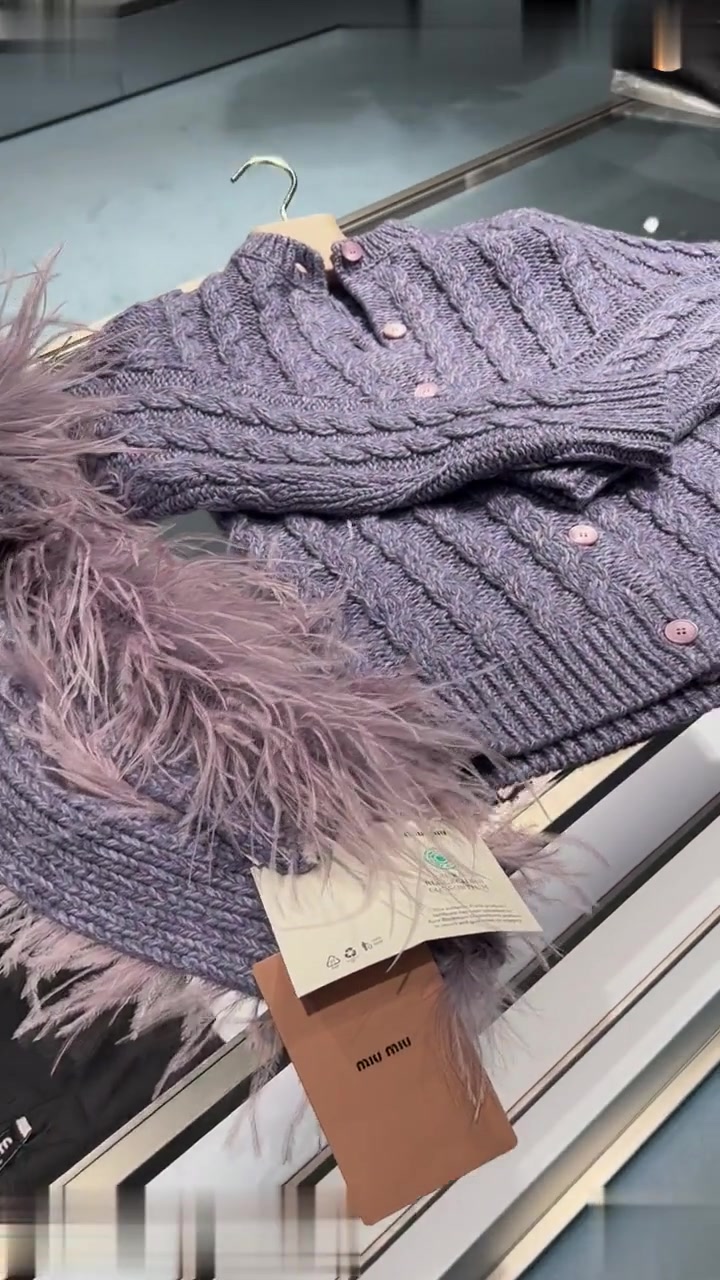 miumiu新款紫色针织开衫好好看!