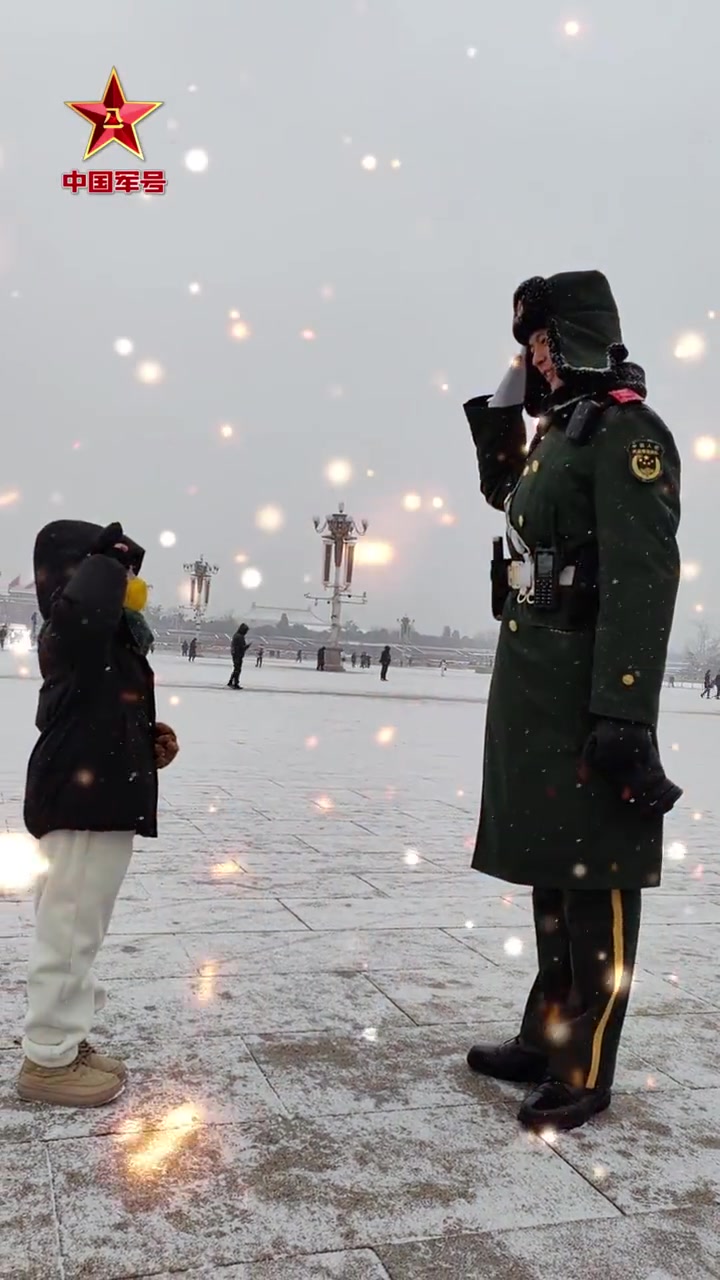 「天安门前这一幕是北京最美的雪景「心」」近日,北京天安门前,武警