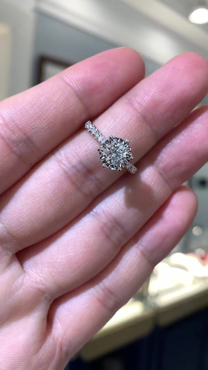 车花片款星光六爪,超显大钻戒 钻戒 备婚日常 钻石-度小视