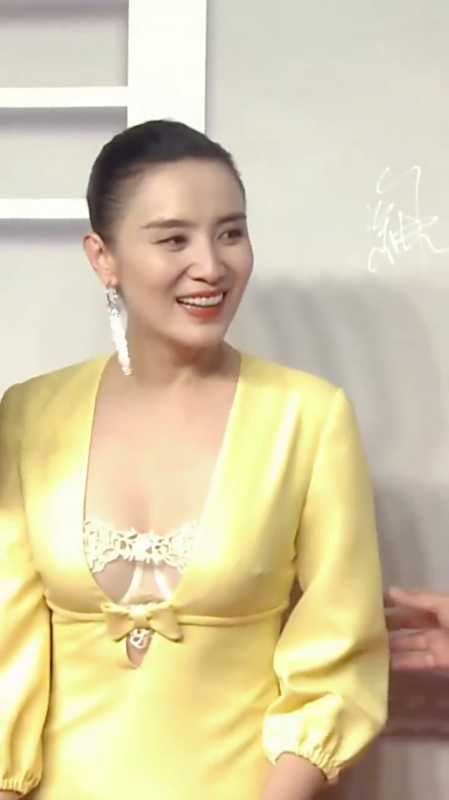 宋佳活动直拍身穿金色深v礼服看起来好像年纪不小了啊