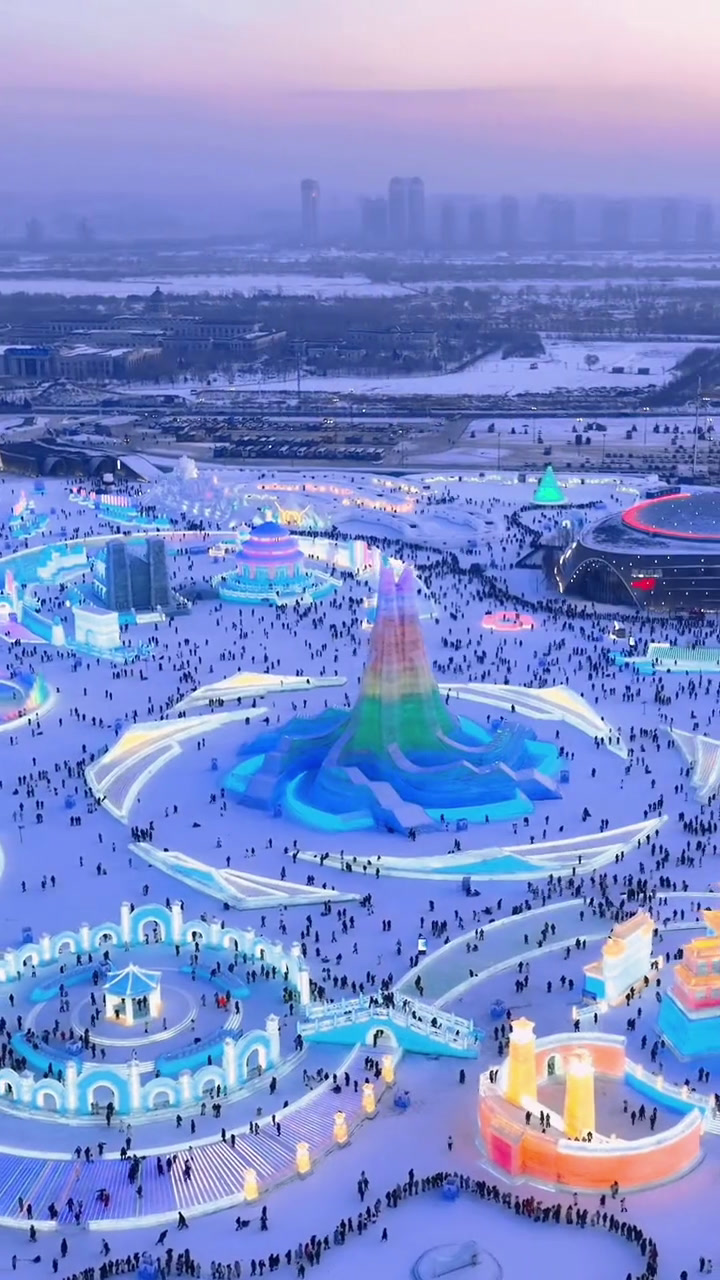 哈尔滨冰雪大世界真是人山人海啊,大滑梯你排到了吗?