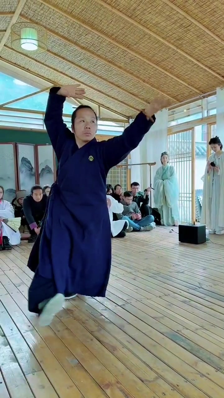 武当余理庭道长在云溪草堂展示武当内家功法