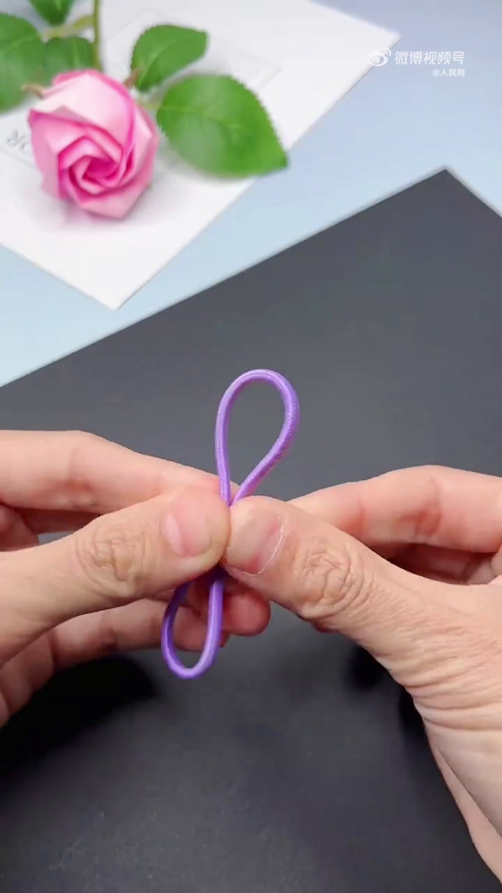 皮筋中国结制作教程」快过年了,用4根皮筋做个可爱的中国结吧~-度小视