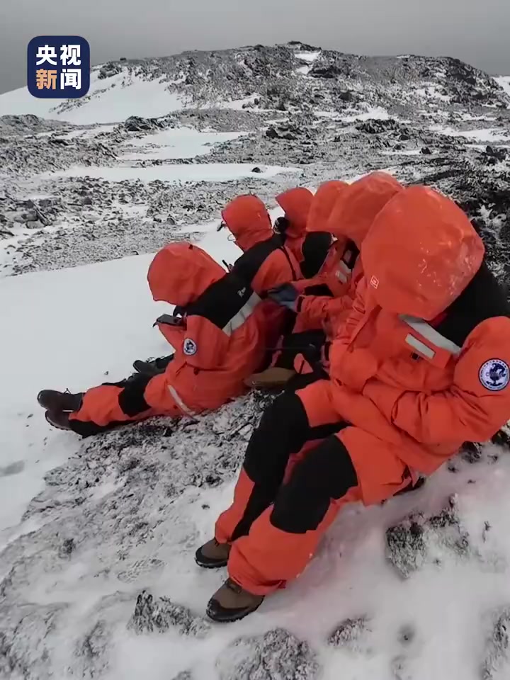 「中国考察队员南极户外吃热米饭」日前,总台记者跟随中国考察队员