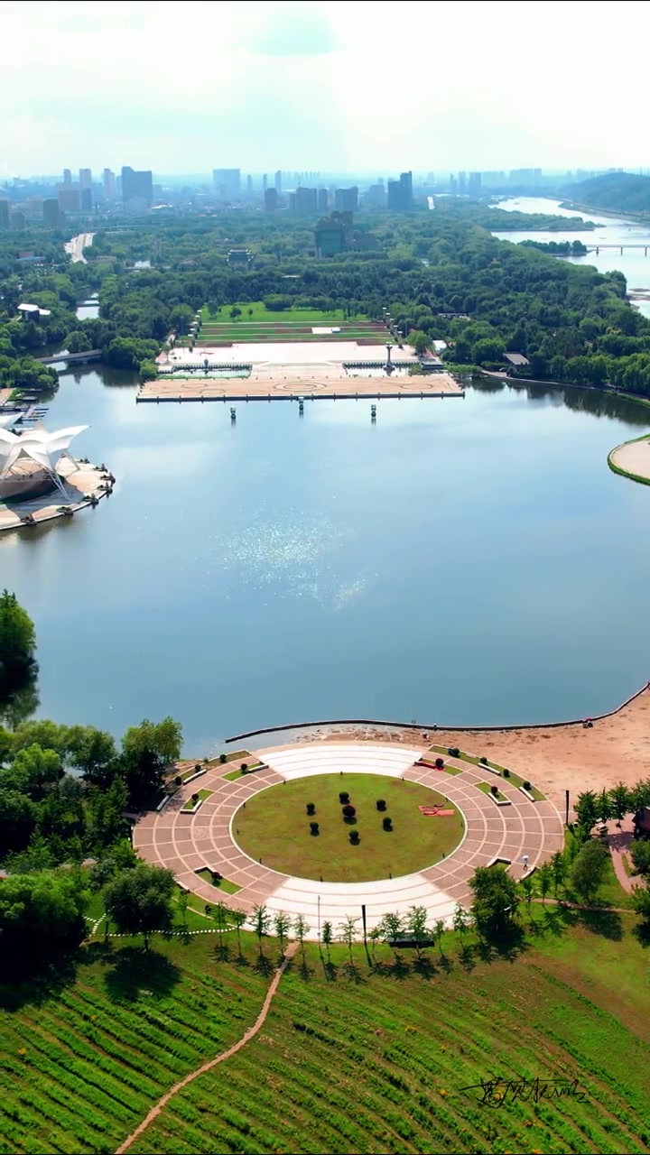 抚顺月牙岛公园的好风光 春天这里鸟语花香,夏天水清叶绿,晚上还有