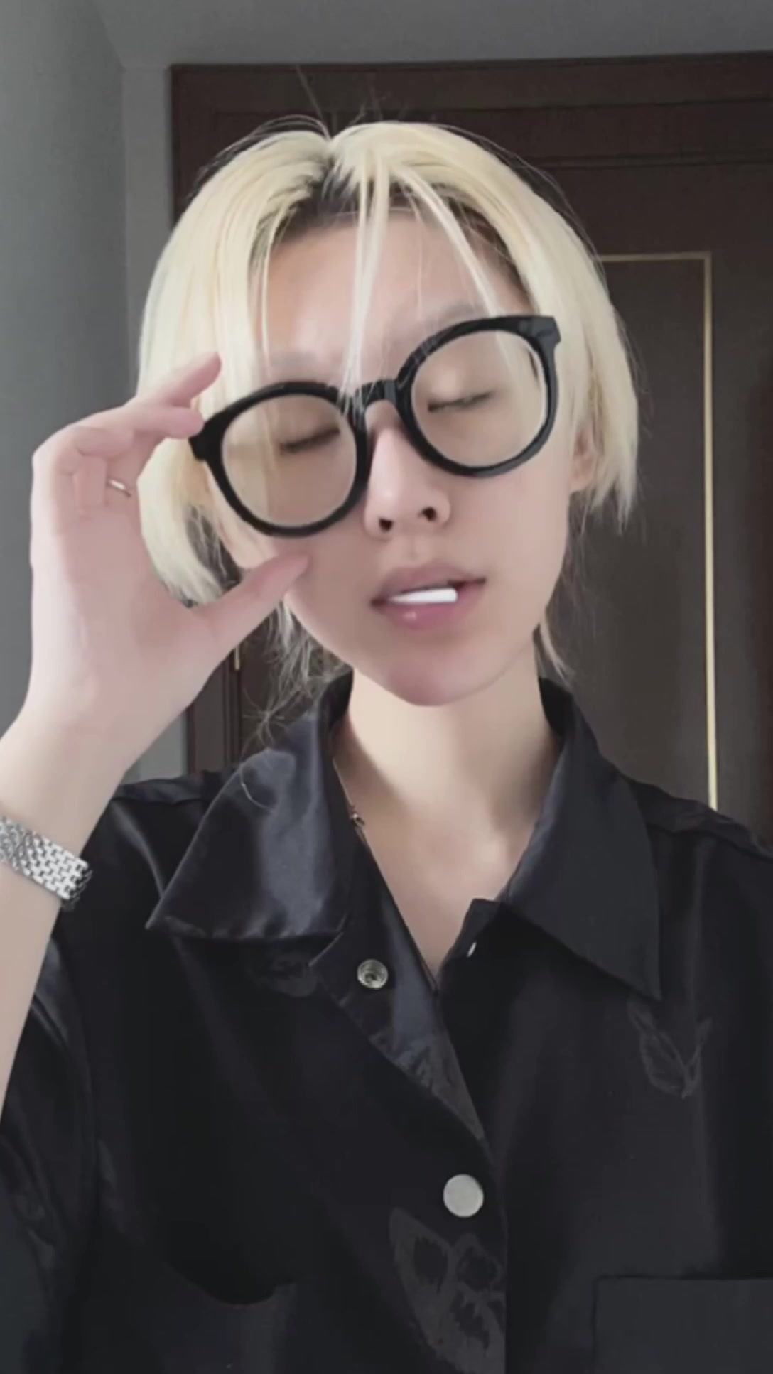 「沈辞er_」"晚上睡不着,打给我"