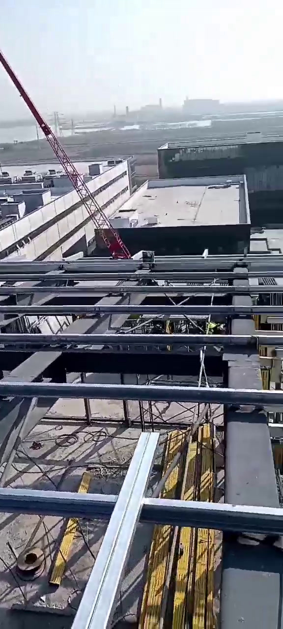 苏州厂房铝镁锰屋面檩条进场施工安装