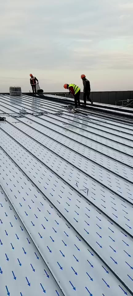 苏州厂房铝镁锰屋面板进场施工安装