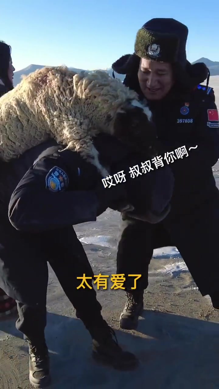 「民警护航牧民在海拔5070米冰湖赶羊」近日,西藏浪卡子县.