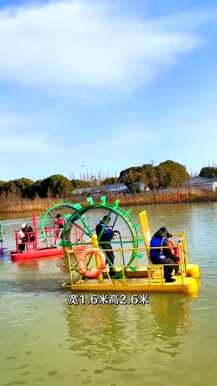 湿地公园水上趣味游乐项目仓鼠漫步船,是周末休闲游玩的水上游乐设施
