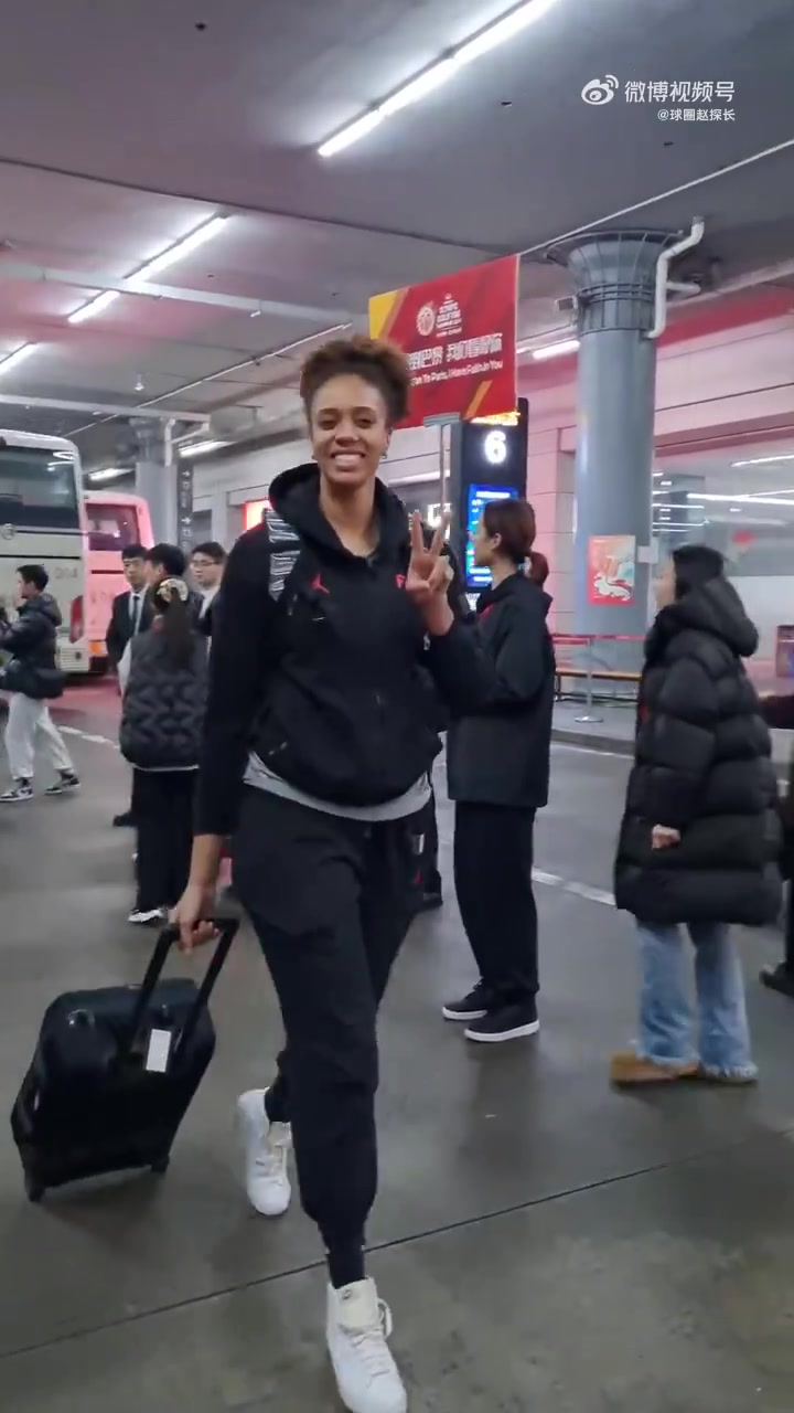 法国女篮抵达西安法国女篮抵达西安现场画面89韩旭的自由人前队友