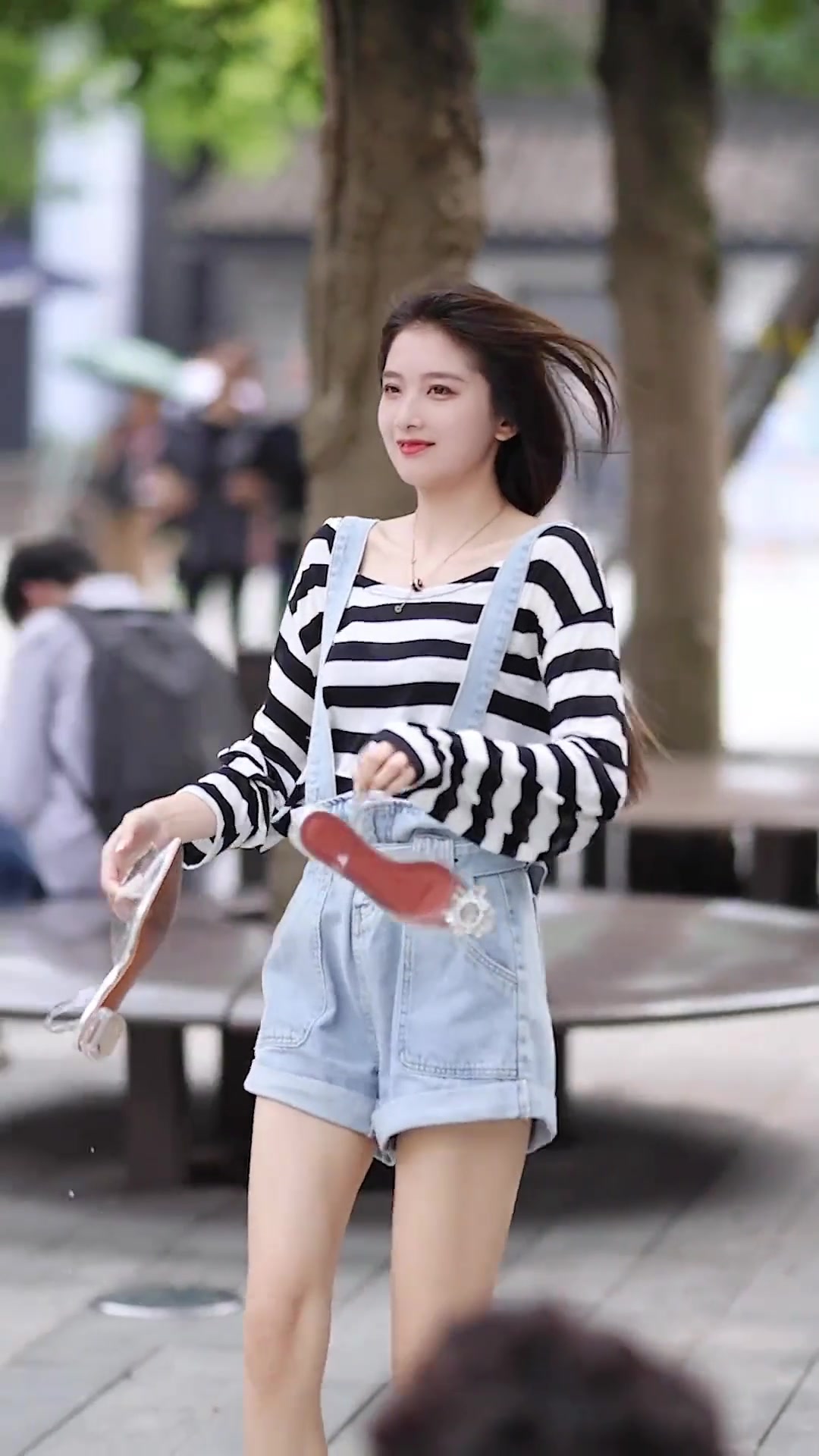 街拍:有人被困在仲夏末,等他的某某