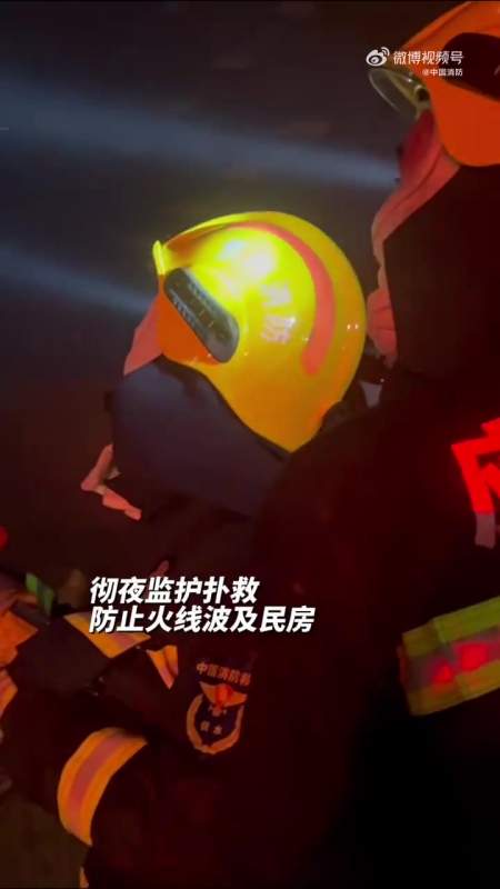 接警后共调派25车109人赶赴扑救.火光笼罩