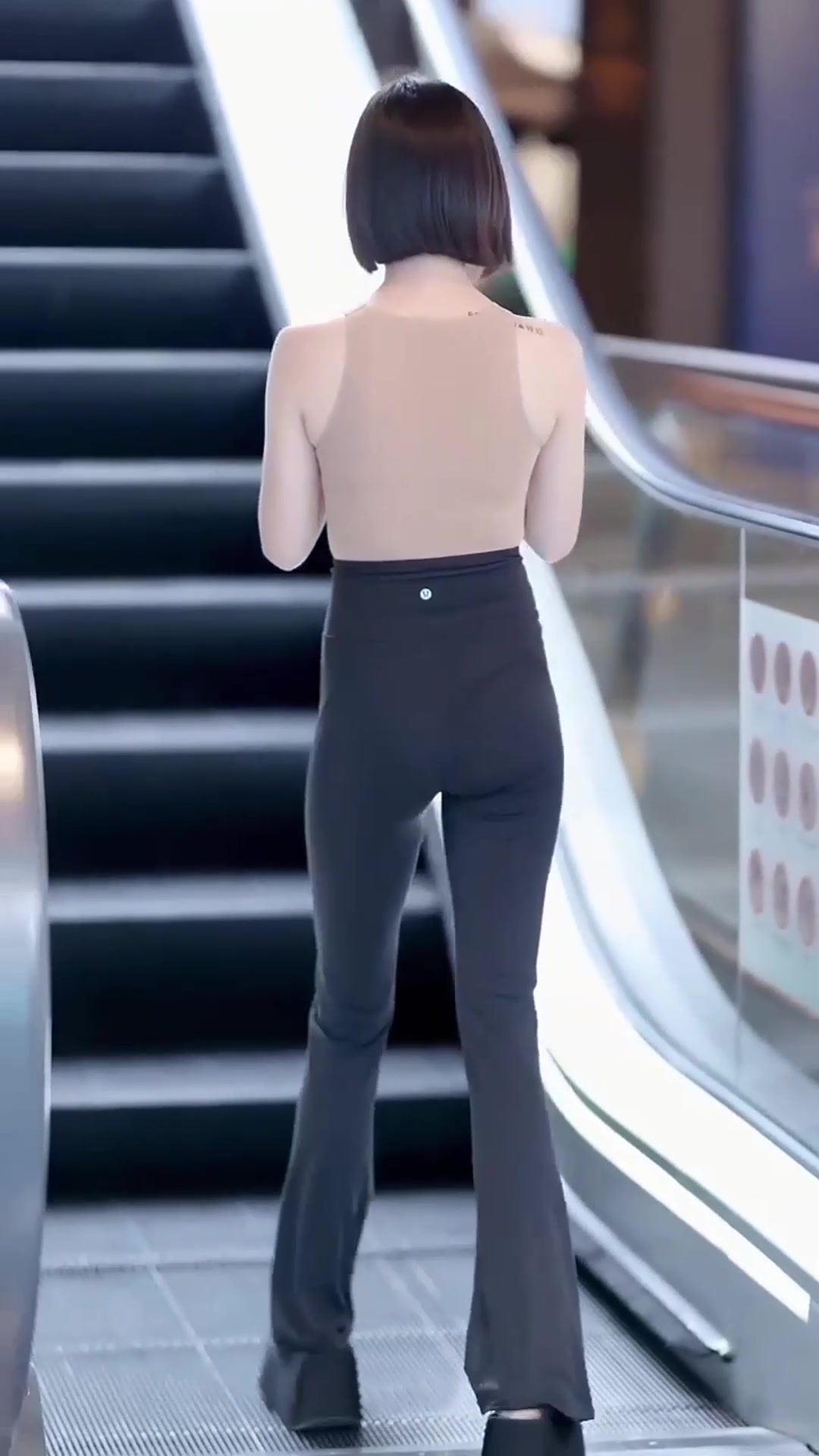 街拍一段友情离开了就淡了