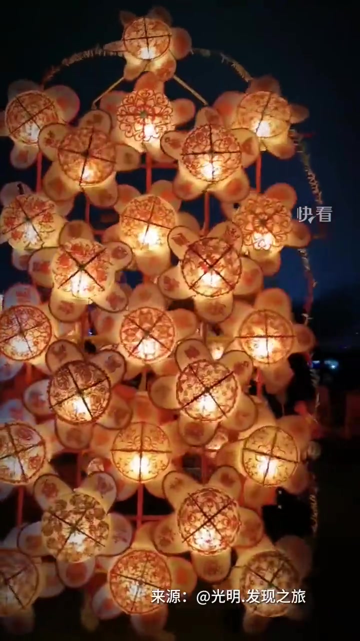 山西非遗转花灯太惊艳了」纸包火的花灯如风车般旋转,烛光摇曳美不胜