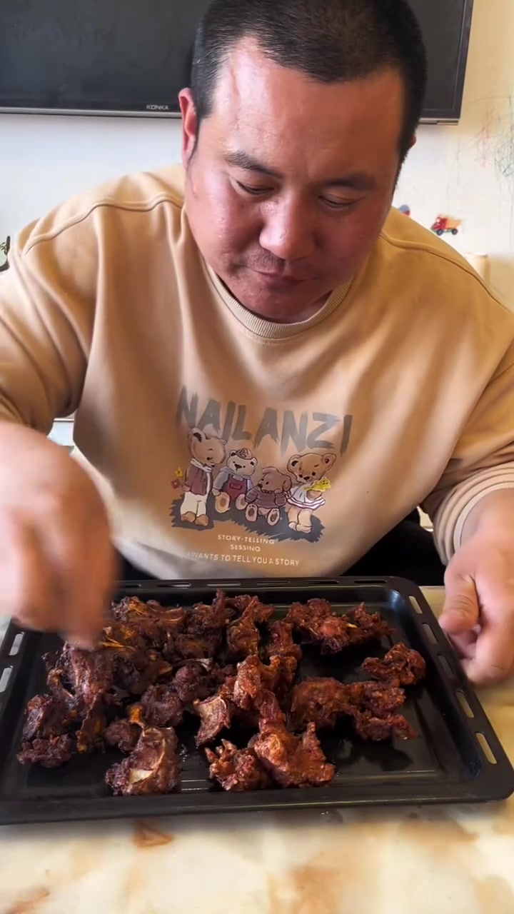 东北早市土豆哥揭秘早市烤鸡架挑选大法让你一次买到焦香四溢的qq鸡架