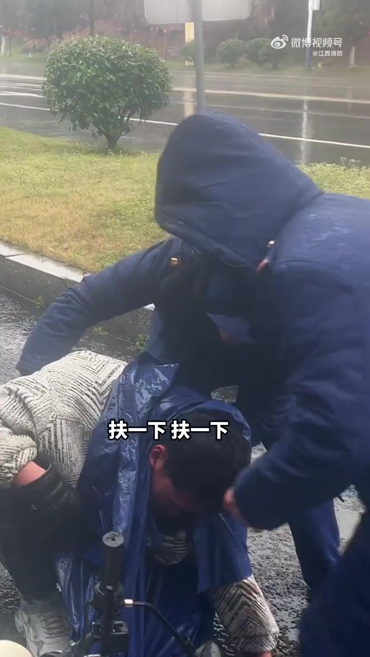 男子雨天骑车摔倒归队消防员小跑上前近日江西上饶雨天路滑一男子骑