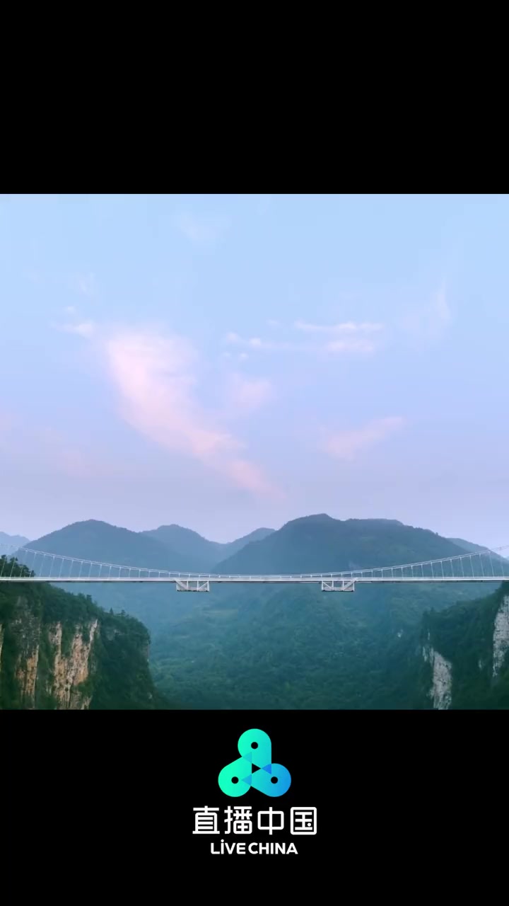 "云天渡"命名释义为天桥合一以渡天下之人,它已成为张家界旅游产业的