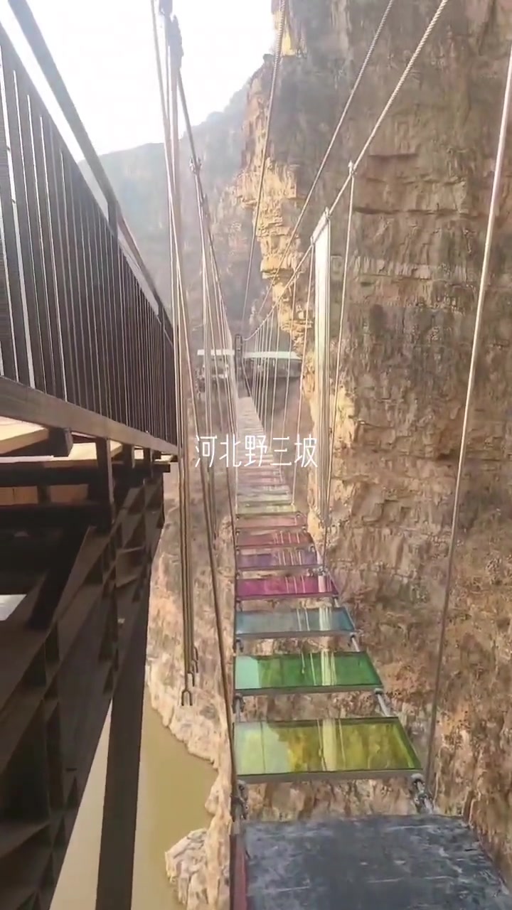 河北野三坡步步惊心桥安装中!吊桥 施工现场实拍 步步惊心桥 玻璃吊桥