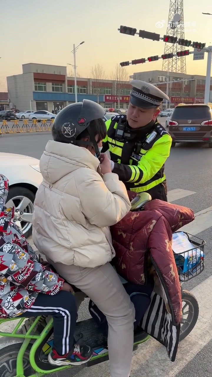 持续开展摩托车电动自行车驾乘人员不戴安全头盔劝导工作一盔一带儒行