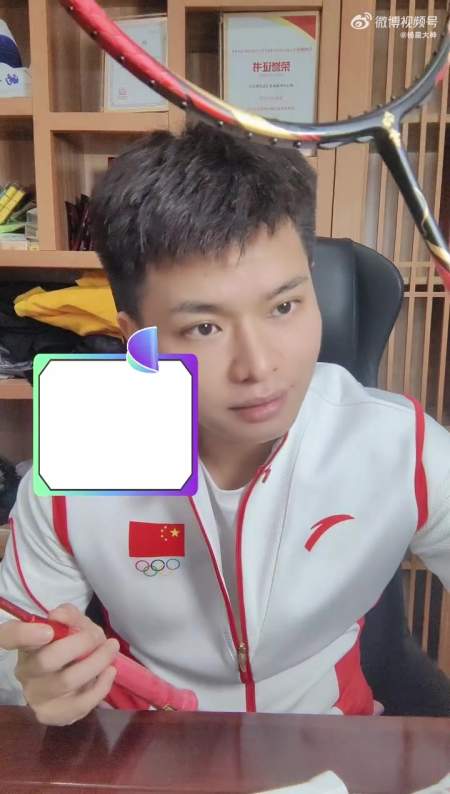 杨晨大神展示今年换设计的球拍你们说哪一款不好看羽毛球的幸黄厂中国
