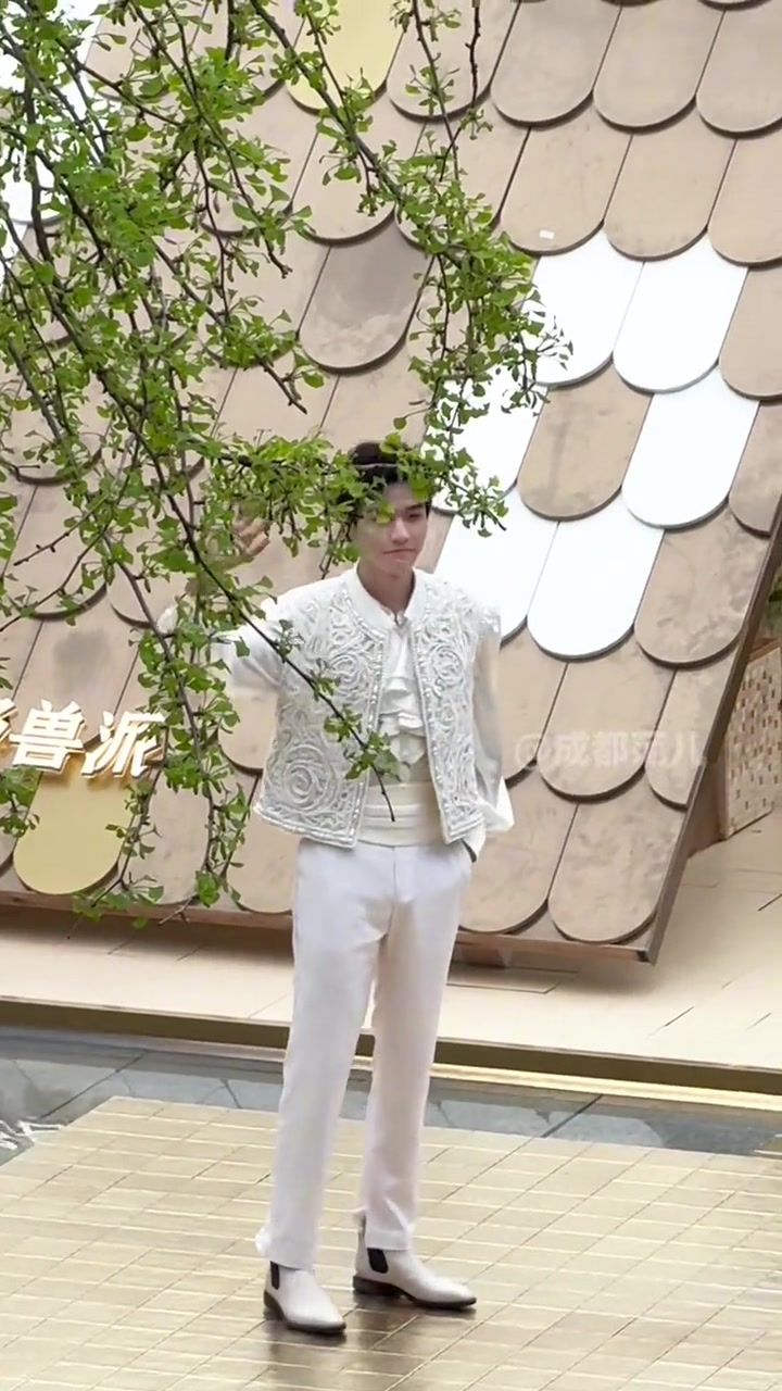 高清版龚俊回眸一笑打招呼 成都 龚俊现身成都 龚俊 龚俊simon 太古里