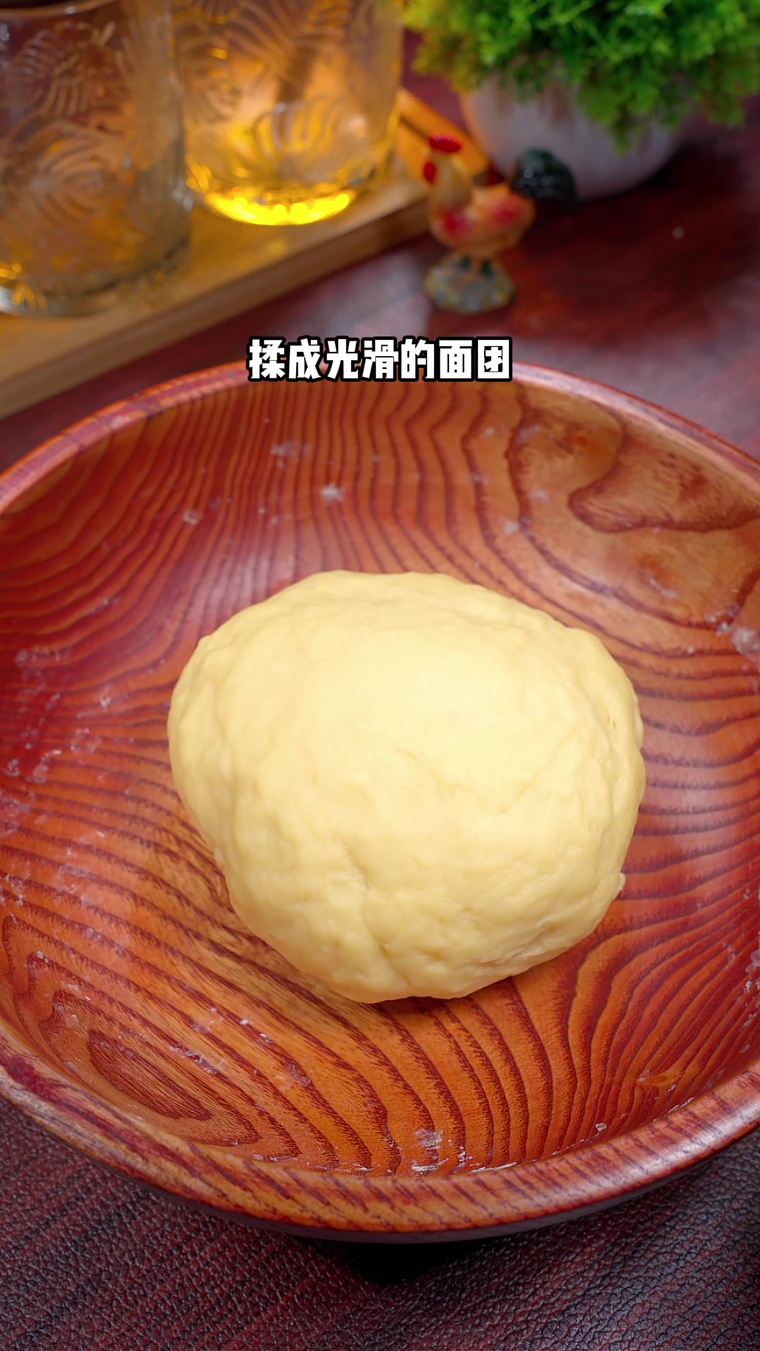 如果你有烤箱,一定要试试做个外脆里软的蜂蜜小面包,做法简单,大人