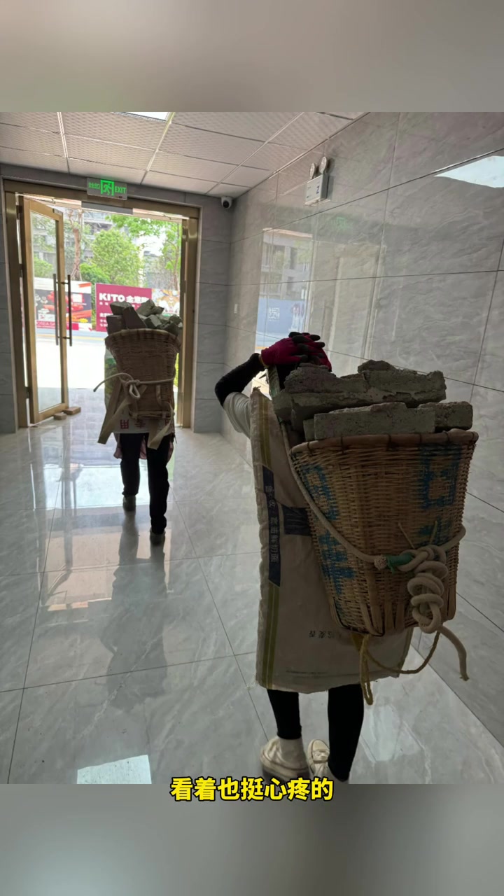 电梯里两个娇小的女子背着非常沉重的砖头拍摄者看着都心疼女性生活不