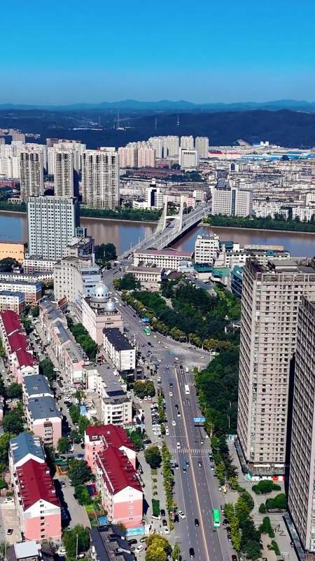 这里是永宁街北段,友谊宾馆交通岗,永安桥,过桥就是河北了,抚顺 新抚