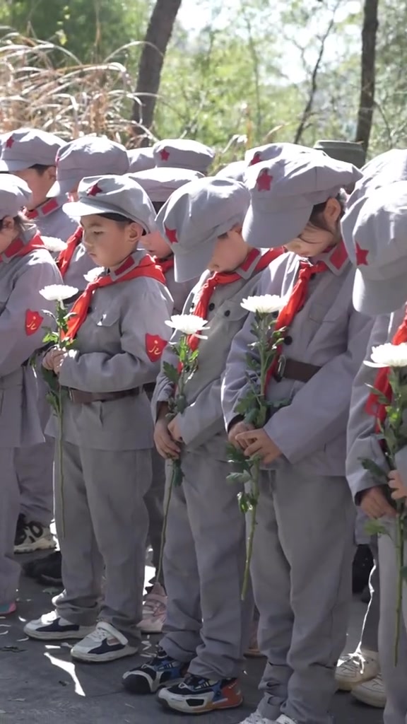 红军小学师生祭扫清明先烈 清明前夕,金寨县皮定均红军小学师生清扫烈