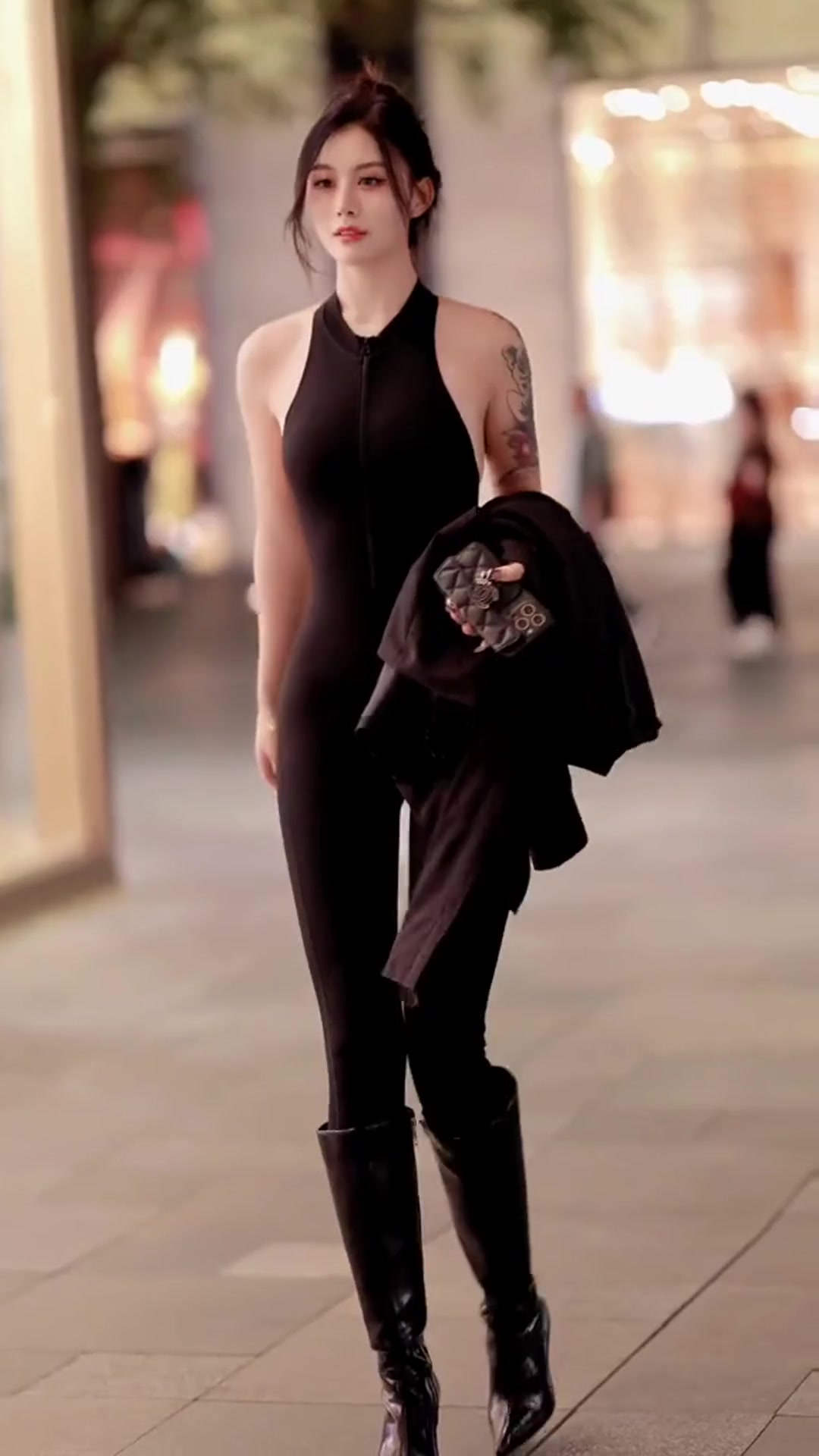 街拍:痴情的一方注定伤的最深,自古痴情终成空