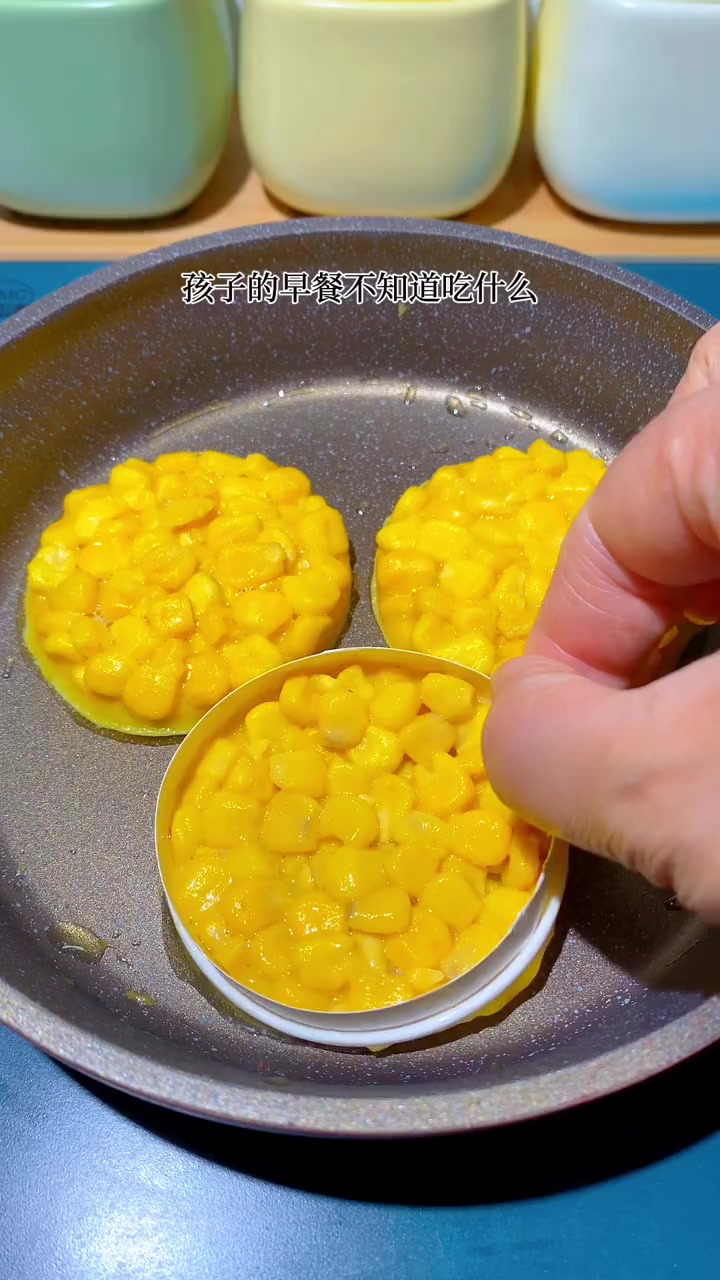 孩子的早餐不知道吃什么的,快试试这个鸡蛋玉米饼,做法简单又好吃