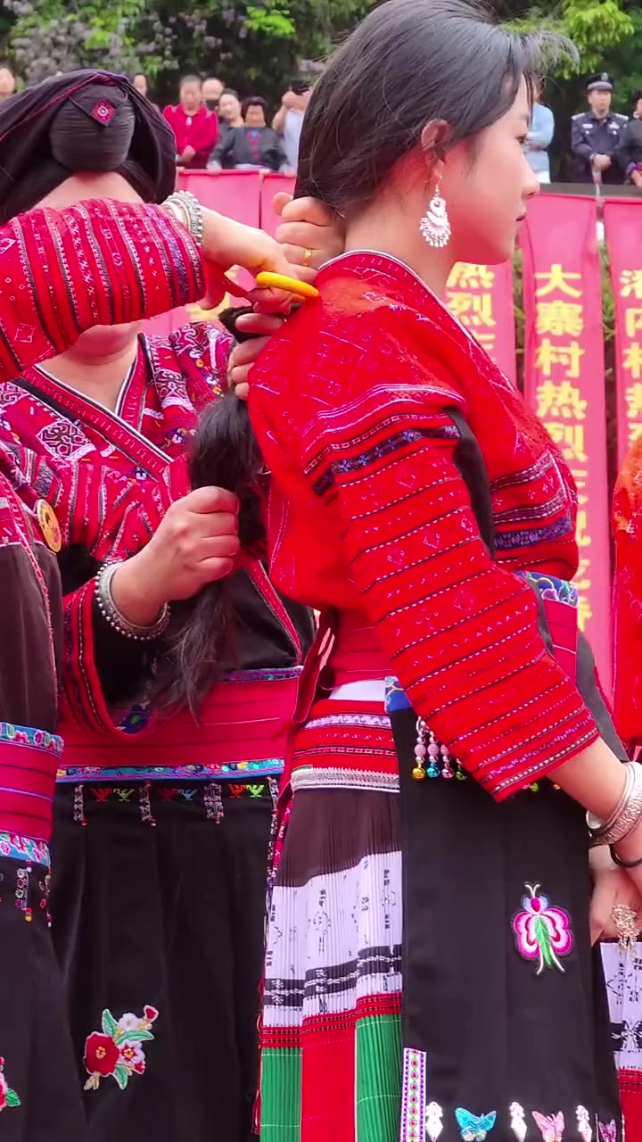 —龙胜黄洛瑶寨四名少女迎来成人礼 桂林 龙胜 黄洛