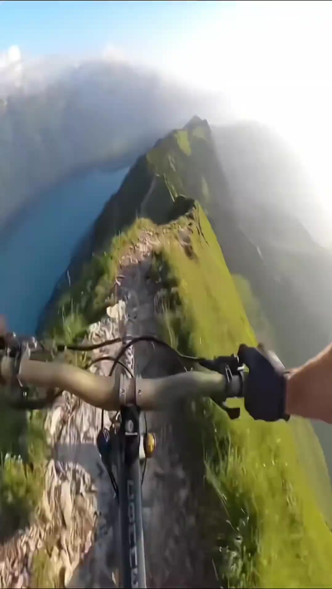 青春肆意飞扬自由随风而起极限运动尾崎八项山地车速降泰裤辣危险动作