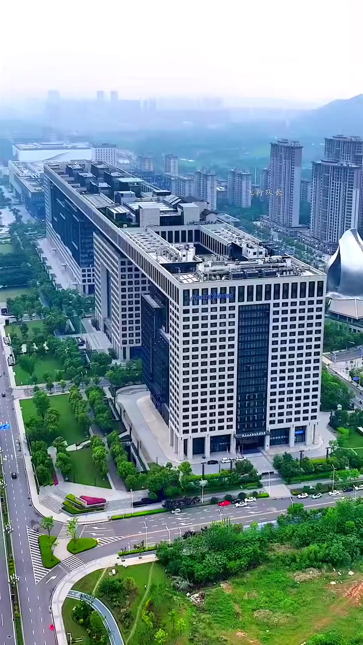 这里就是被称为宇宙第一局的中建三局总部大楼,一九六五年成立,承建了
