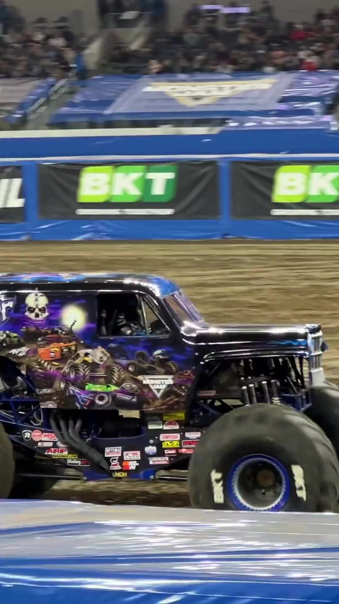 侧身旋转°大脚车车技表演场面壮观震撼