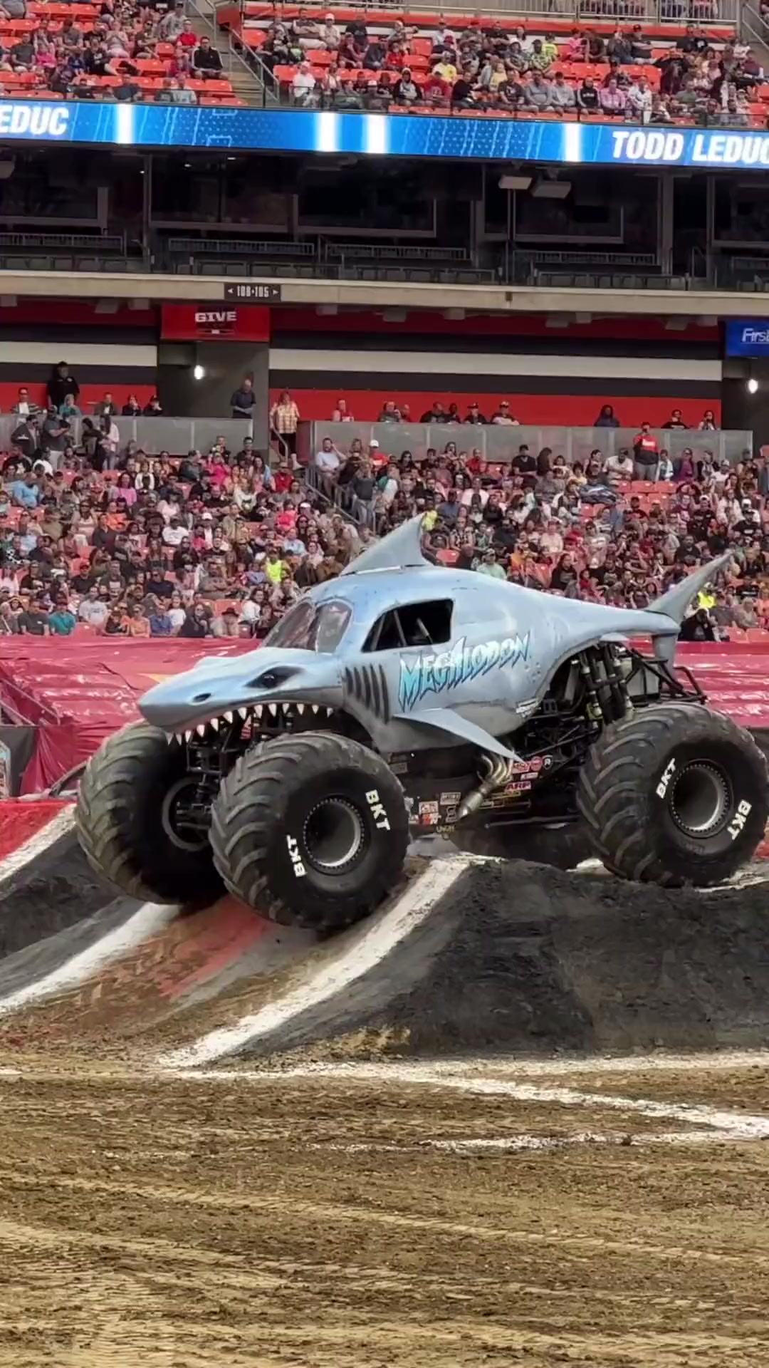 站立的鲨鱼大脚车顶级悬挂燃爆全场