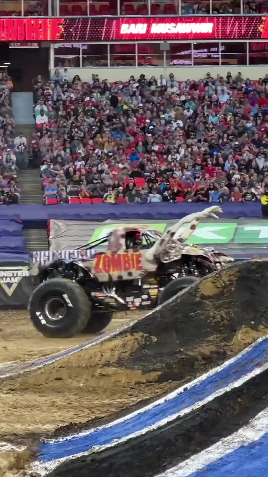 站起来跑大脚车车技表演场面壮观震撼