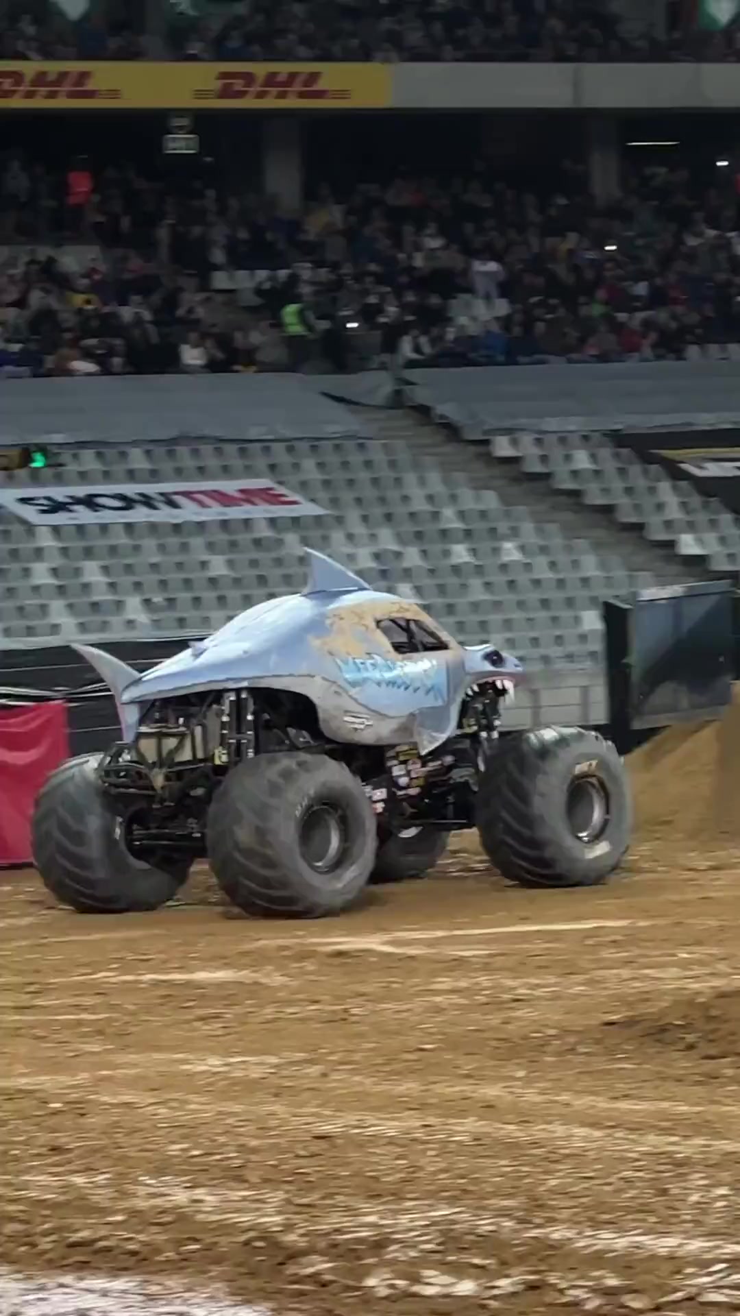 鲨鱼翻滚大脚车车技表演精彩的表演