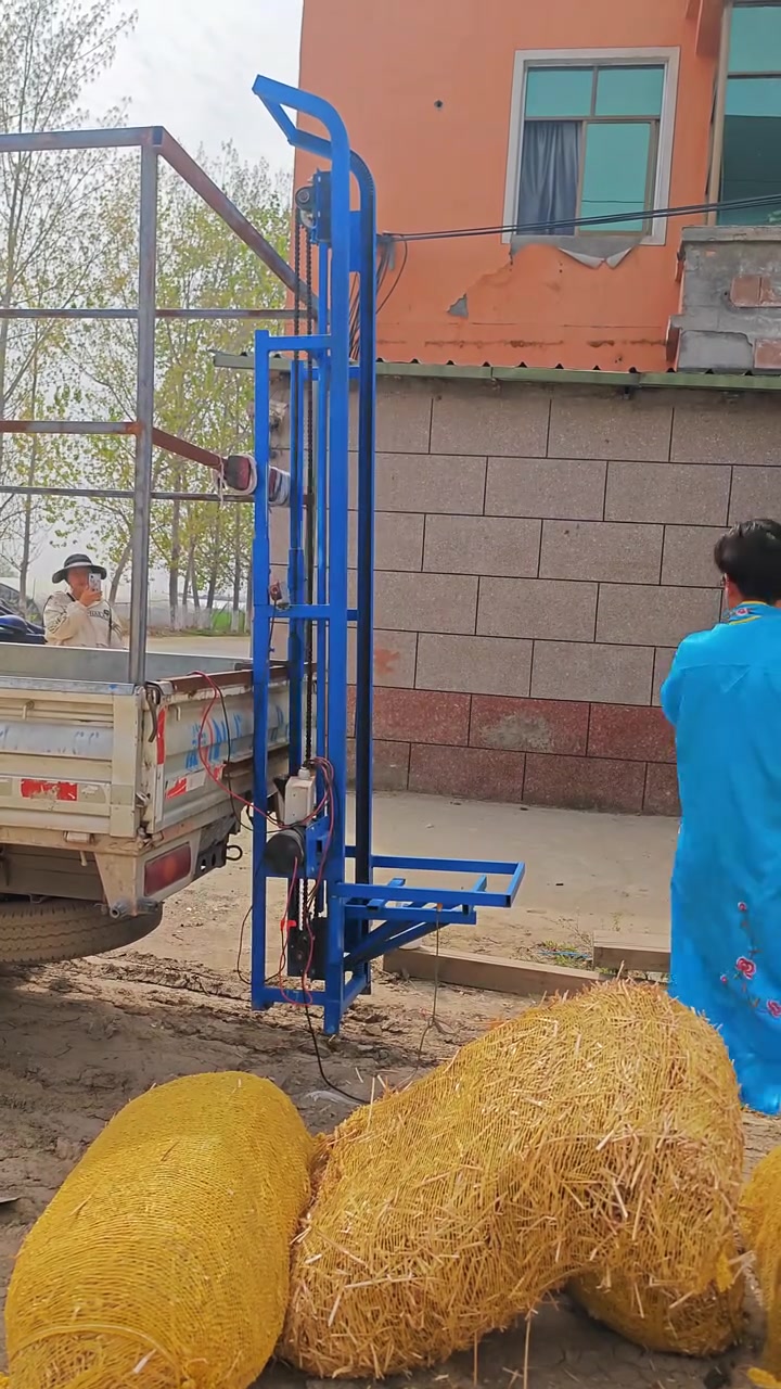 草包装车机地里面麦秸捆装车神器方捆方包装草机