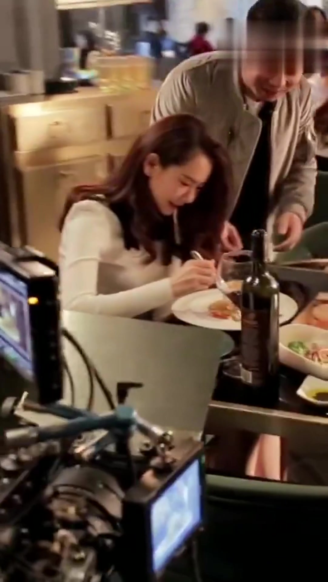 戚薇拍戏花絮,表演吃饭,很难不笑-度小视